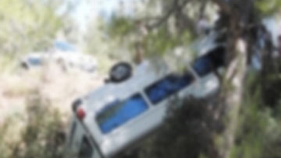 Minibüs devrildi: 34 yaralı