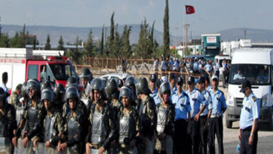 Sığınmacılar Türk polisini taşladı!