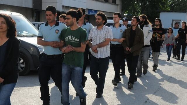 Anarşistler kolejli çıktı