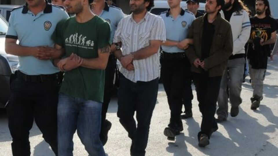 Anarşistler kolejli çıktı