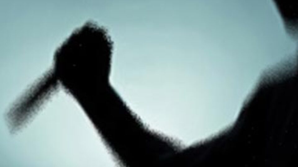 Dövmek yetmedi, eşini 8 yerinden bıçakladı