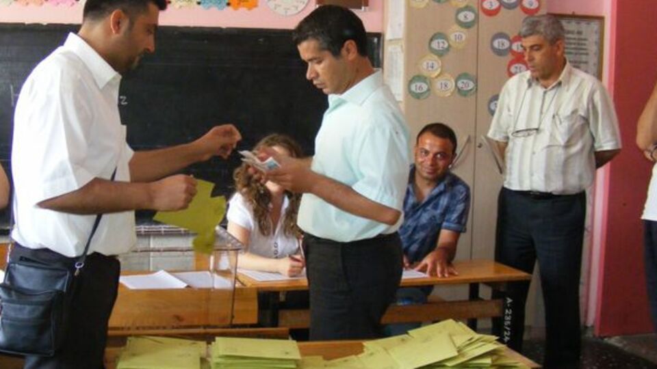 Seçimlerde Kürtçe ve dini işarete hapis kalkıyor