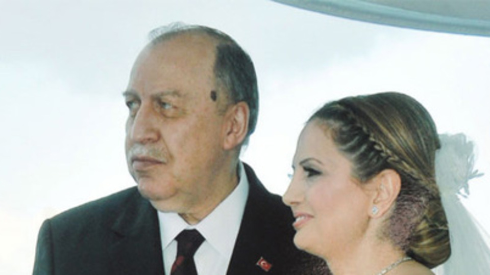 Eski bakan, Antalya'da evlendi