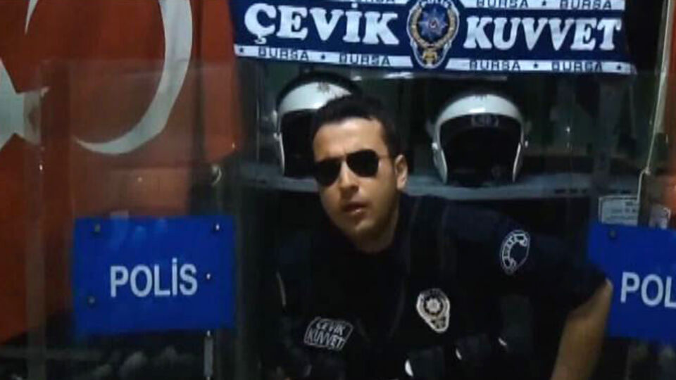 Yok böyle polis! VİDEO