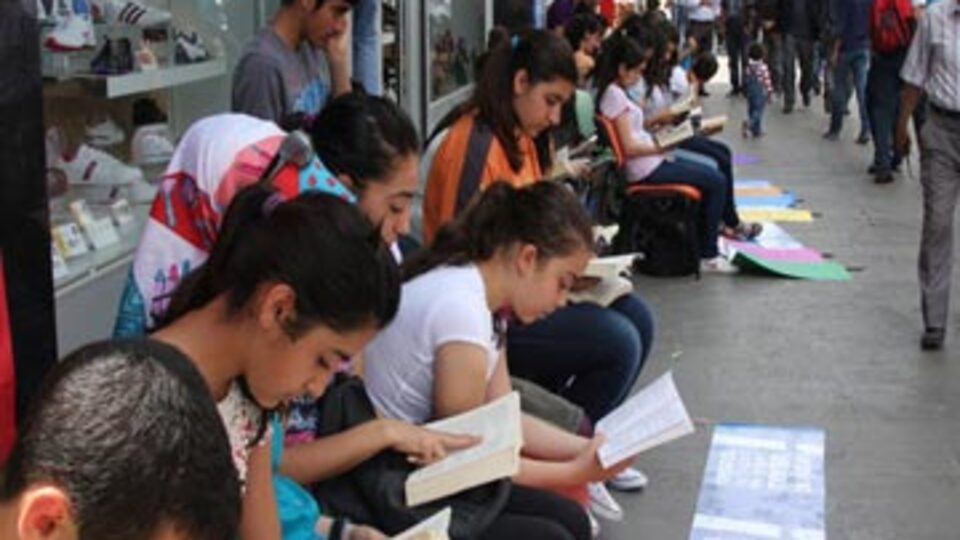 Kaldırımda 2 saat kitap okudular