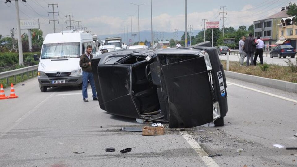 Takla attı, otomobilden fırladı, üzerinden TIR geçti