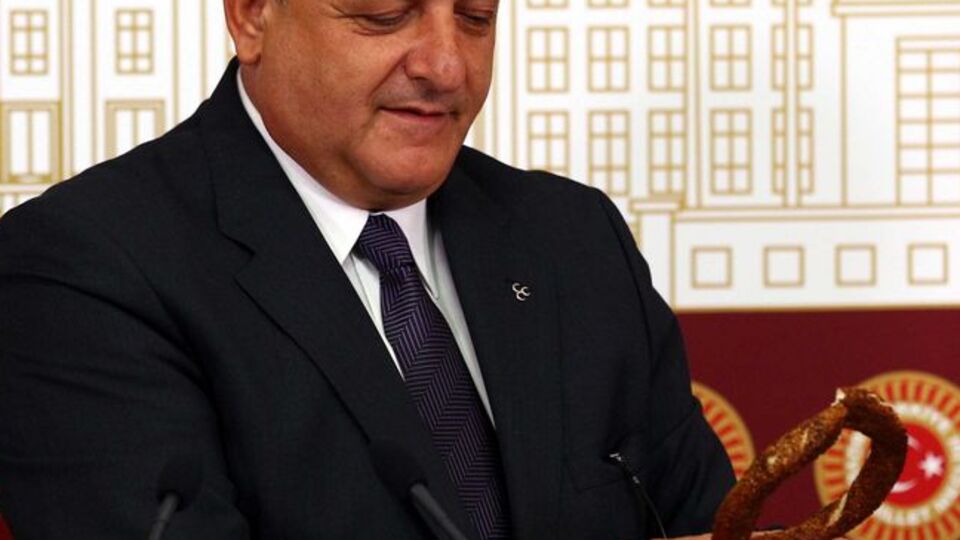 MHP'li Vural'dan Başbakan'a: "Orası Beyaz Saray değil"