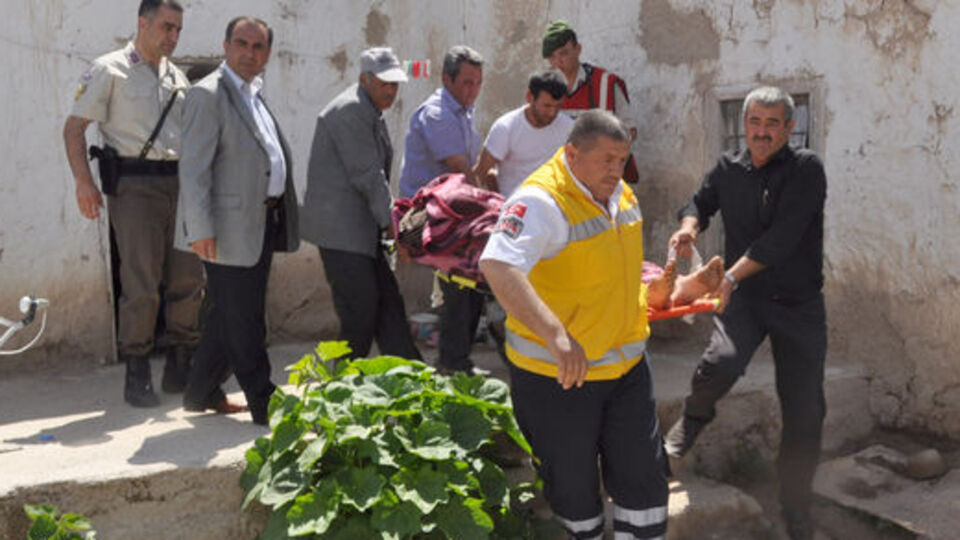 Vahşet! Eşini ve 24 günlük bebeğini öldürdü