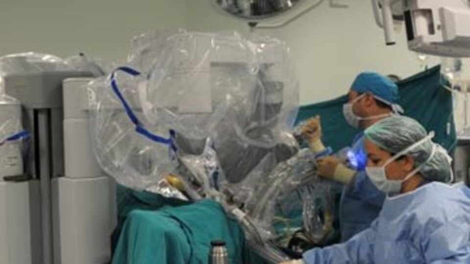 Türk doktor ameliyatla endoskopiyi birleştirdi