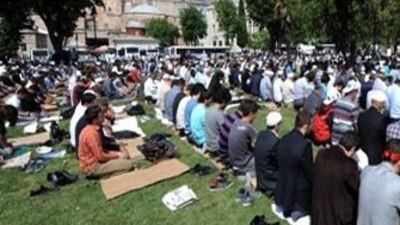 Ayasofya meydanında toplu namaz