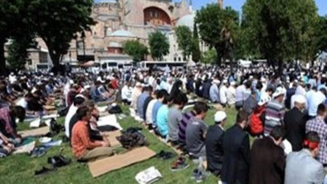 Ayasofya meydanında toplu namaz