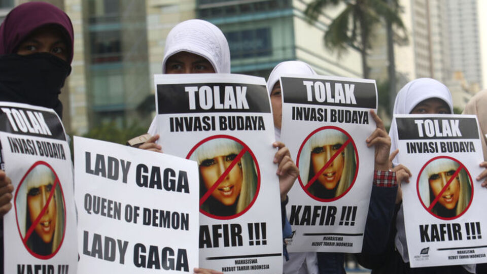 Tartışılan konser iptal