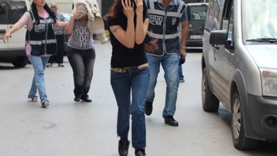 20 eskort kız tutuklandı