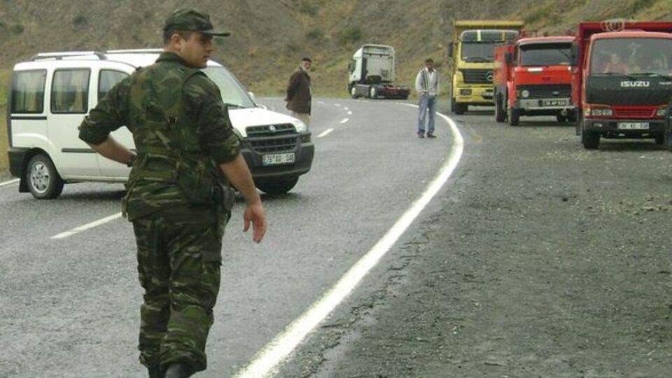 Askeri birliğe ateş açıldı!