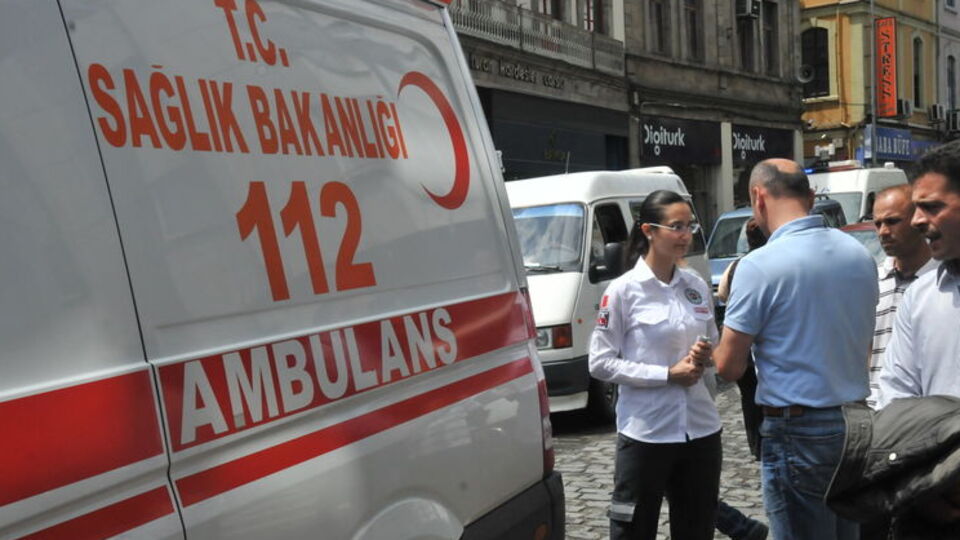 Ambulansta kendine gelen hasta doktora saldırdı