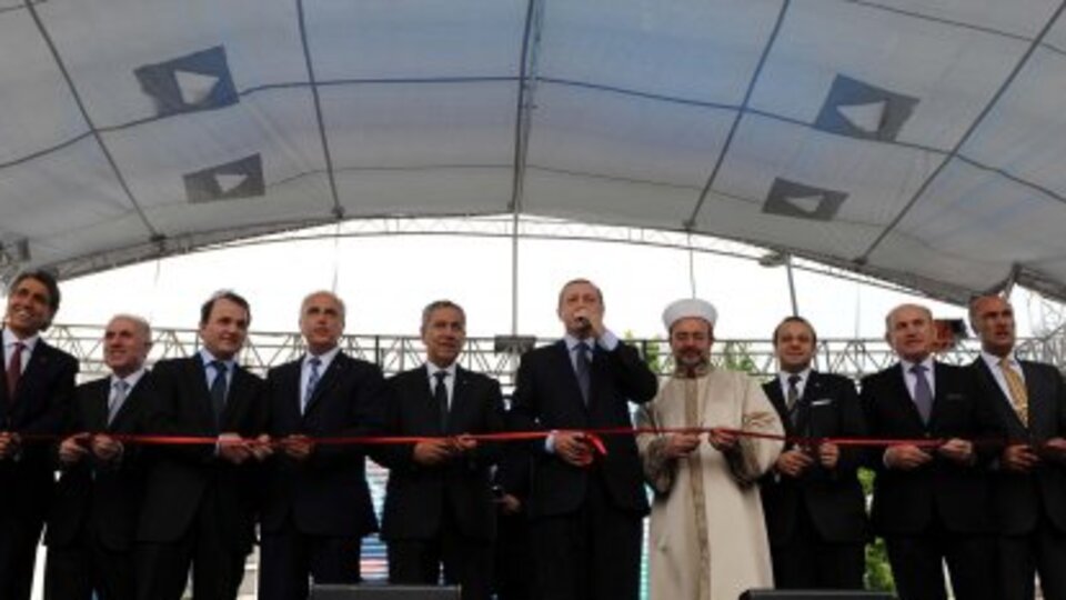 Fatih Camisi yeniden ibadete açıldı