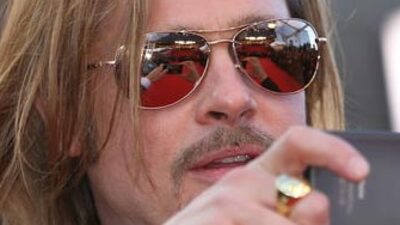 Neden hep güneş gözlüğü takıyor?