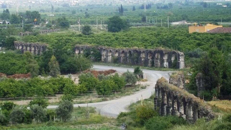 5 bin yıllık antik kent kaderine terk edildi