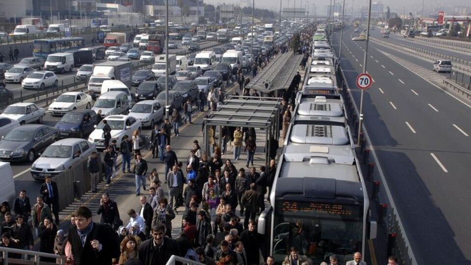 Metrobüs yolunda büyük kaza!