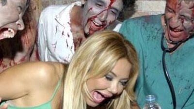 Seksi şarkıcının korku dolu anları! VİDEO