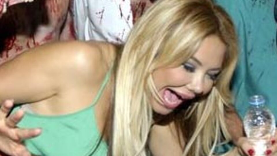 Seksi şarkıcının korku dolu anları! VİDEO