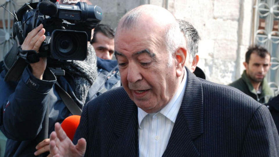 Halis Toprak eşinden boşandı!