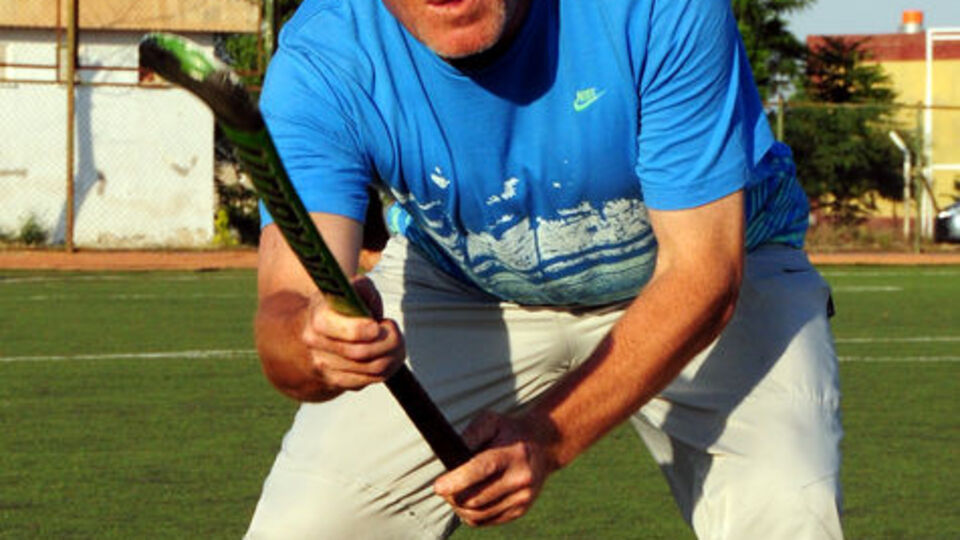 Devlet memuruydu, çim hokeyi antrenörü oldu