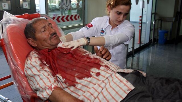 Babası yaşındaki adamı bıçakladı