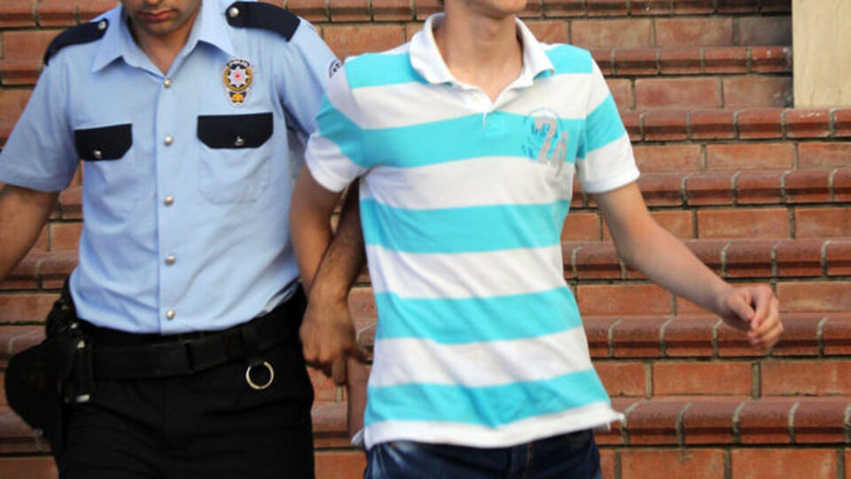 Sınıfta kaldı müdür yardımcısını bıçakladı