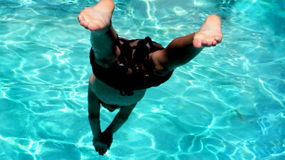 Sığ sulara atlarken dikkat edin!