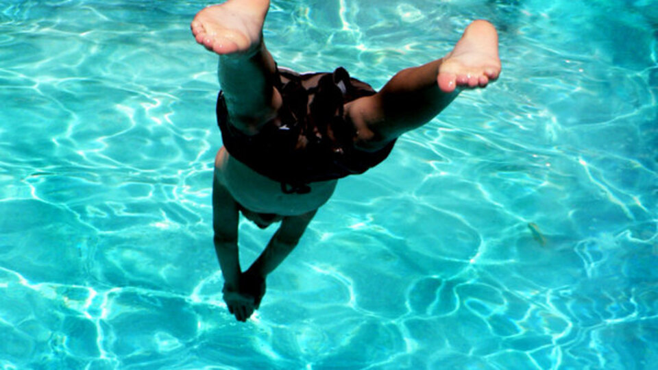 Sığ sulara atlarken dikkat edin!