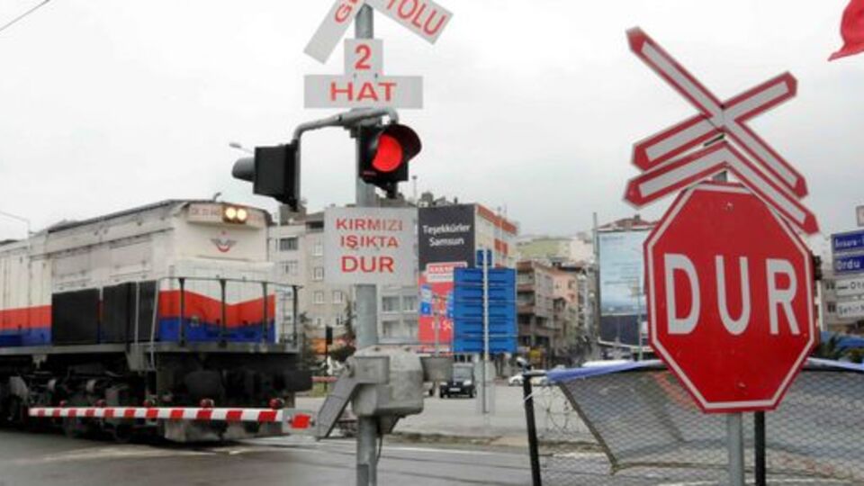 Raylarda yürüyen yaşlı şahsa tren çarptı