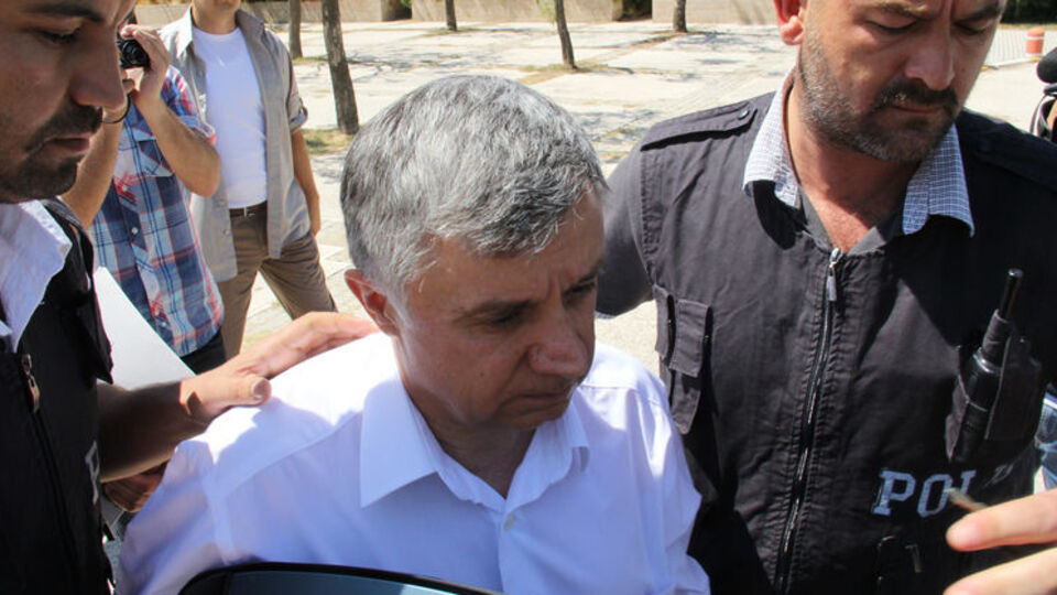 Rektör gözaltına alındı