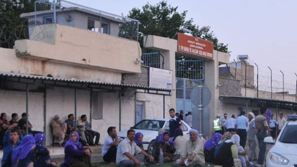Ş.Urfa Cezaevi önünde endişeli bekleyiş