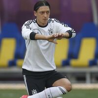 Mesut'a ırkçı saldırı!