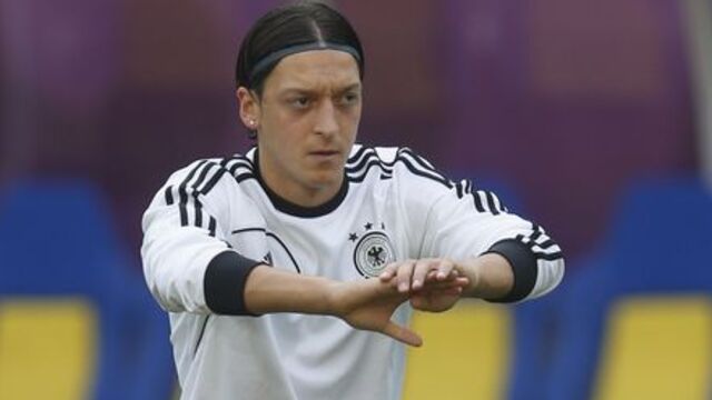 Mesut'a ırkçı saldırı!