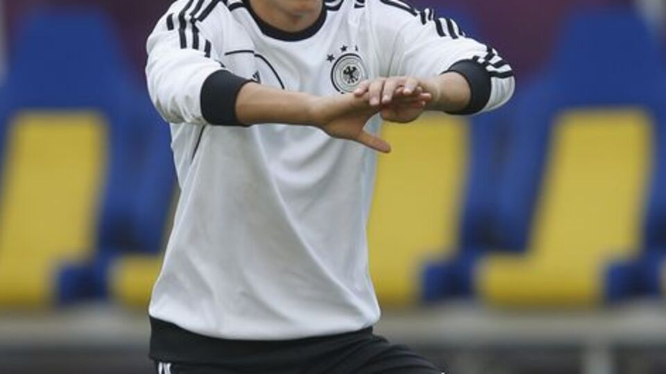 Mesut'a ırkçı saldırı!