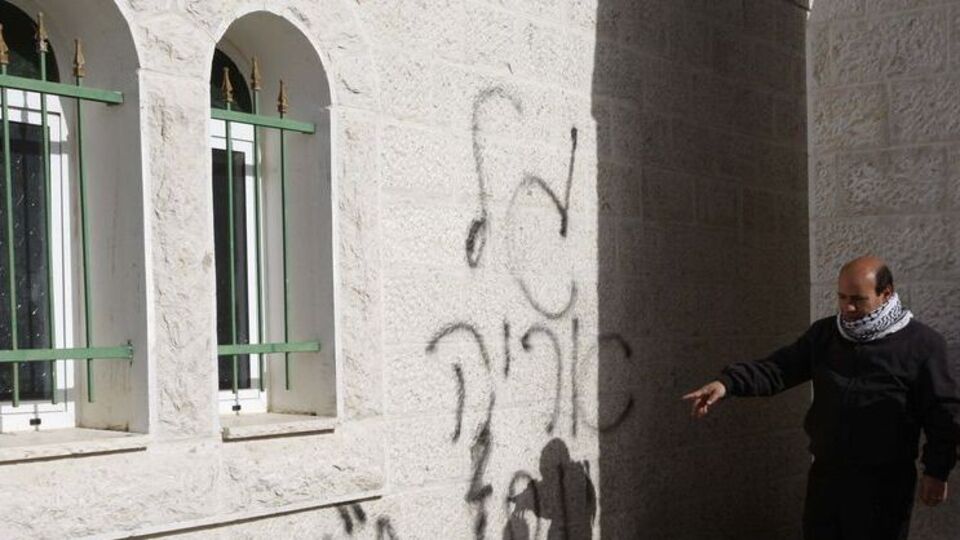 Batı Şeria'da cami kundaklandı