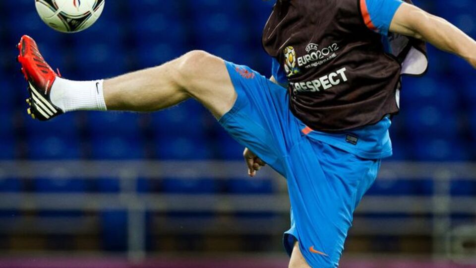 Kuyt forma ve top dağıtacak!