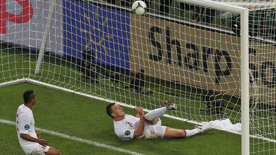 Çizgi hakemi golü görmedi!