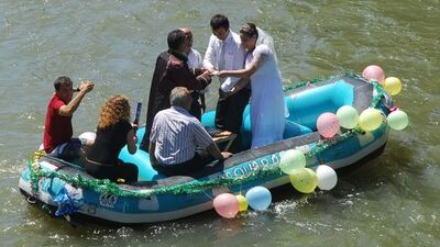 Dünya evine rafting botunda girdiler! GALERİ