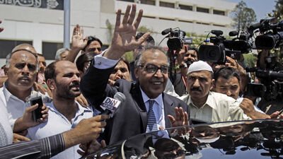 Pakistan'da siyasi kriz büyüor