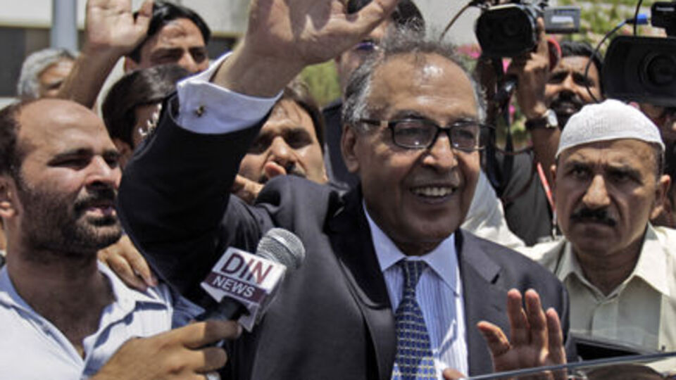 Pakistan'da siyasi kriz büyüor