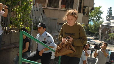 Eşiyle şakalaşırken düşüp öldü!