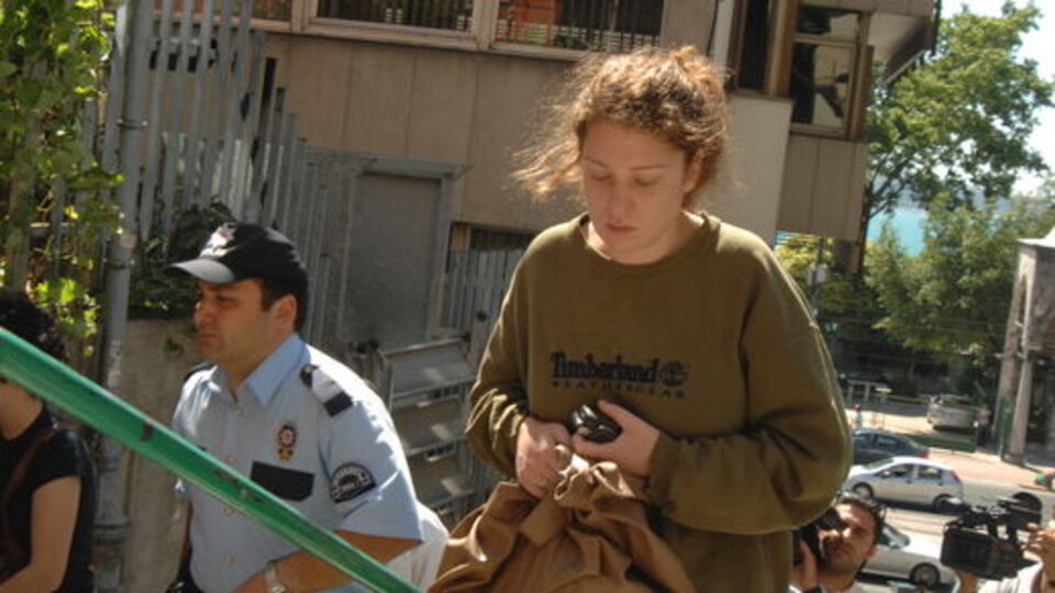 Eşiyle şakalaşırken düşüp öldü!