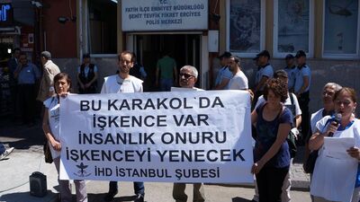 Karakol önünde 'aynalı' protesto