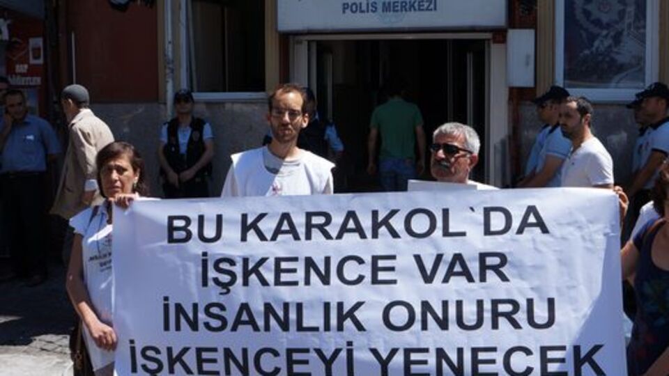 Karakol önünde 'aynalı' protesto