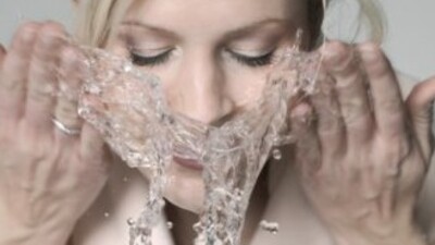 Sıcaklarda yüzünüzü sık sık yıkayın