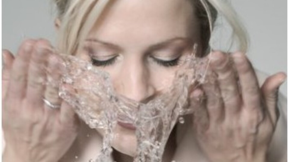 Sıcaklarda yüzünüzü sık sık yıkayın