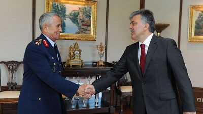 Hava Kuvvetleri Komutanı, Cumhurbaşkanı Gül'e bilgi veriyor
